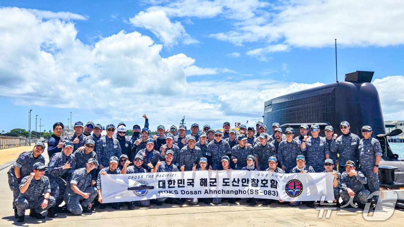 본문 이미지 - 지난 3월 한국과 캐나다 해군 연합협력훈련 참가를 위해 진해군항을 출항한 도산안창호함(SS-Ⅲ) 승조원들이 4일 미국 하와이 진주만-히캄 합동기지에 입항 후 기념촬영하는 모습.2026.5.4./ⓒ 뉴스1(해군 제공)