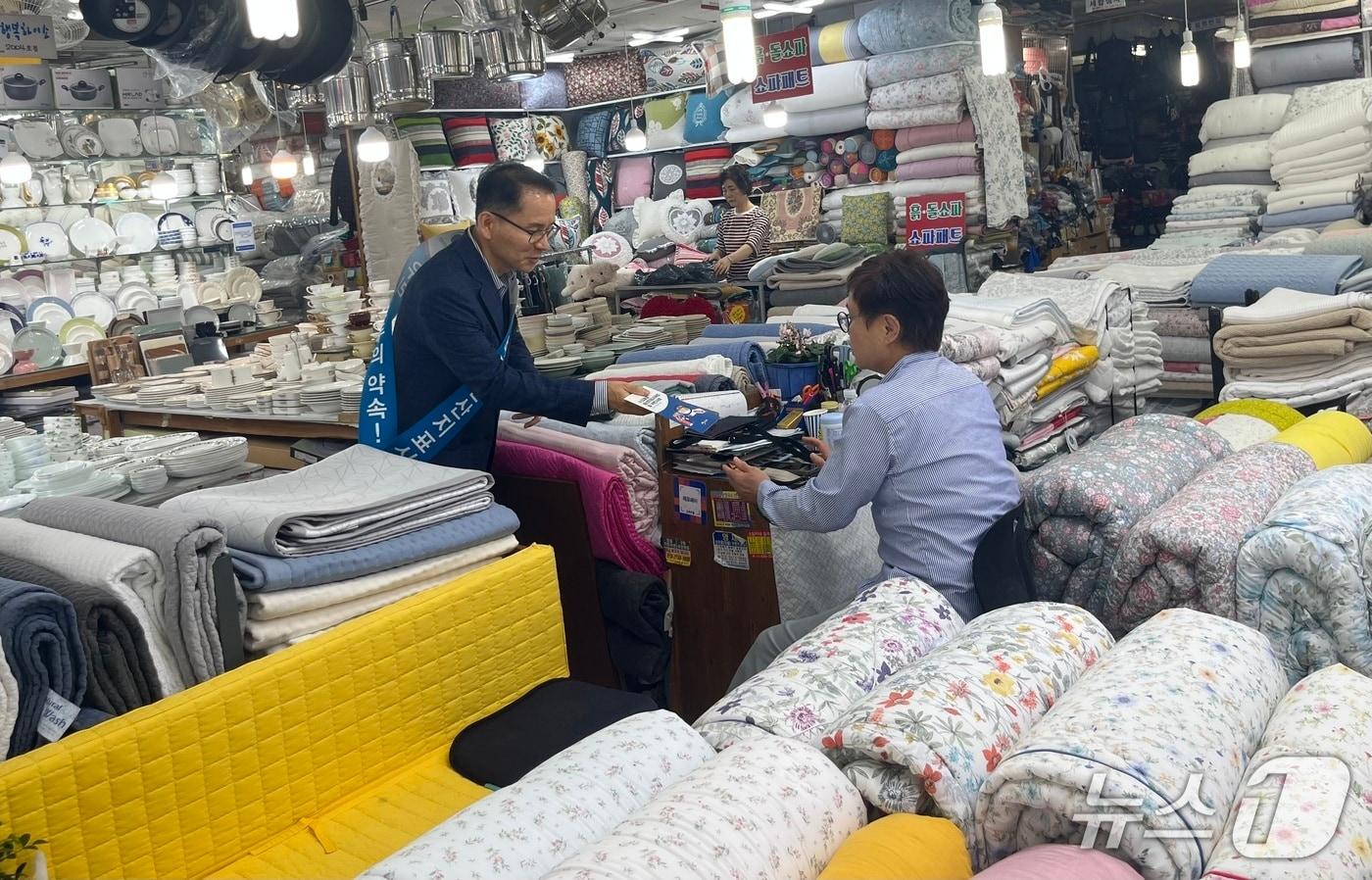 본문 이미지 - 부산세관은 4일 부산 동구 진시장 일대에서 '원산지 표시 점검 및 홍보 캠페인'을 진행했다. (부산세관 제공. 재판매 및 DB금지)