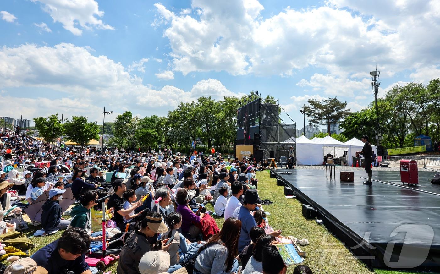 본문 이미지 - 4일 오후 서울 용산구 노들섬에서 열린 ‘축제 봄봄’을 찾은 부모와 어린이들이 서울서커스페스티벌을 관람하며 즐거운 시간을 보내고 있다. 2026.5.4 ⓒ 뉴스1 김진환 기자