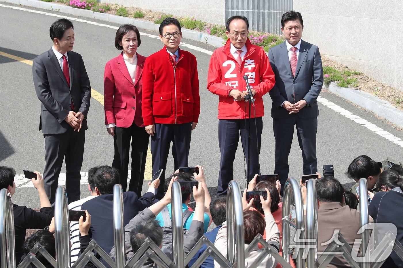 본문 이미지 - 국민의힘 추경호 대구시장 후보와 이철우 경북도지사 후보가 4일 오후 대구 달성군 박근혜 전 대통령 사저를 찾아 박 전 대통령을 예방한 뒤 취재진 질문에 답하고 있다. 2026.5.4 ⓒ 뉴스1 공정식 기자