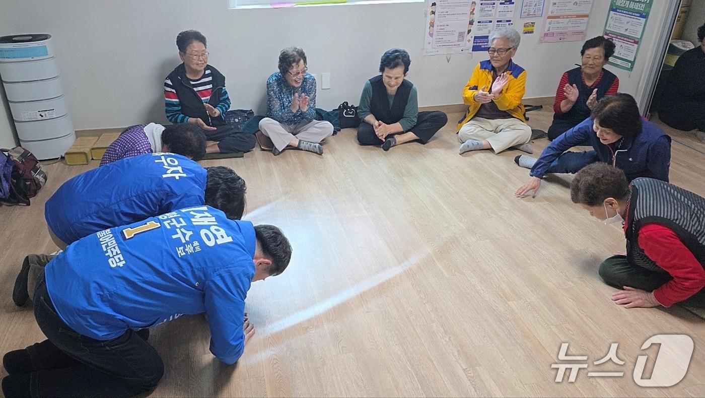 본문 이미지 - 이재영 더불어민주당 증평군수 후보가 4일 경로당을 찾아 인사하고 있다(이재영 선거사무소 제공. 재판매 및 DB금지)