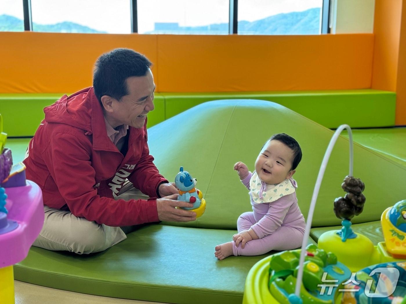 본문 이미지 - 4일 김진태 국민의힘 강원특별자치도지사 예비후보는 춘천의 한 장난감 가게와 화천 공공산후조리원을 찾아 '어쩌다 할배, 김진태의 강원 육아일기' 일정을 소화했다.(김진태 후보 측 제공. 재판매 및 DB금지)/뉴스1