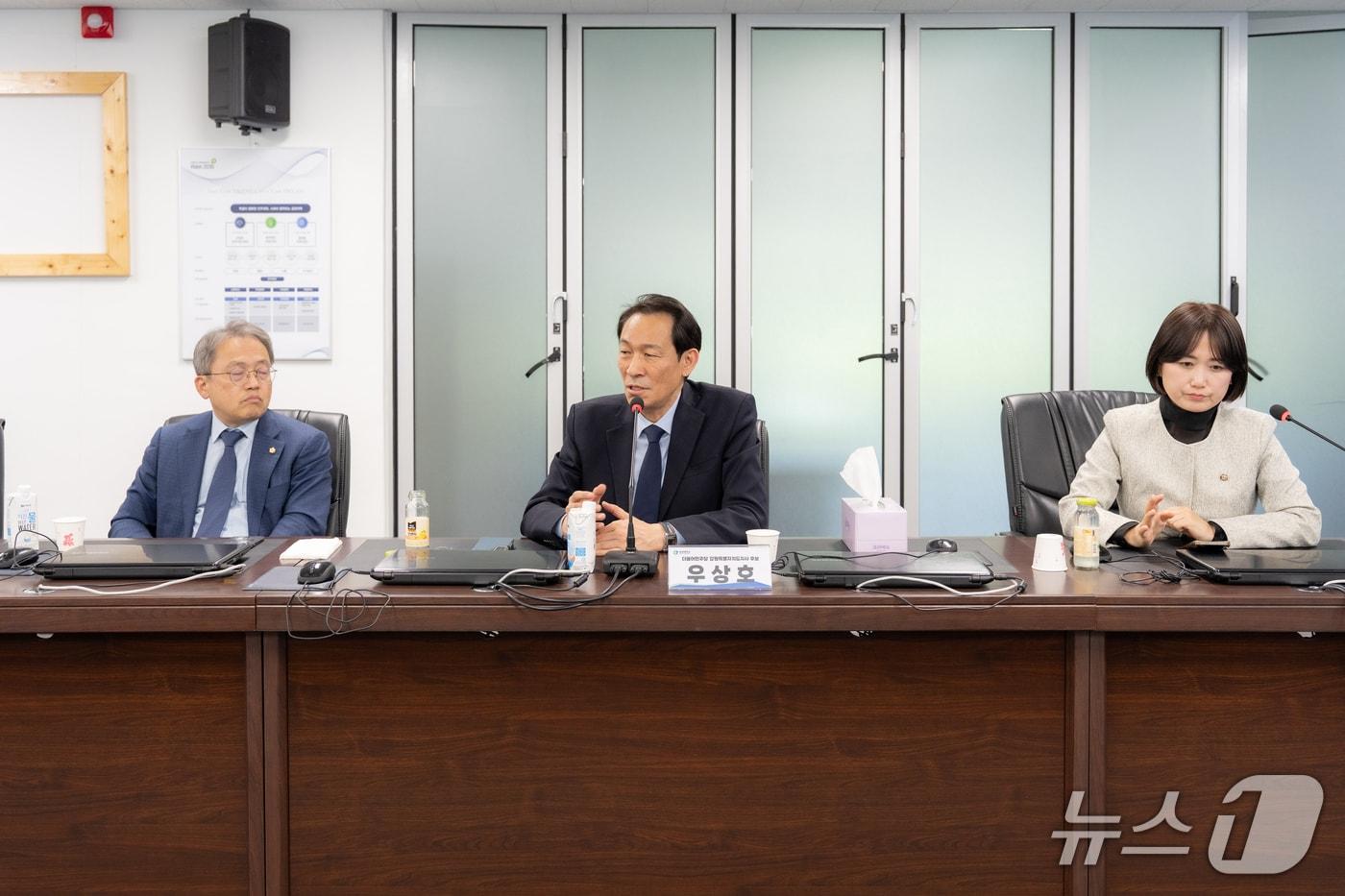 본문 이미지 - 우상호 더불어민주당 강원특별자치도지사 예비후보와 전국대학노동조합 경인강원지역본부는 4일 상지대학교에서 간담회를 실시했다.(우상호 후보 측 제공. 재판매 및 DB금지)/뉴스1