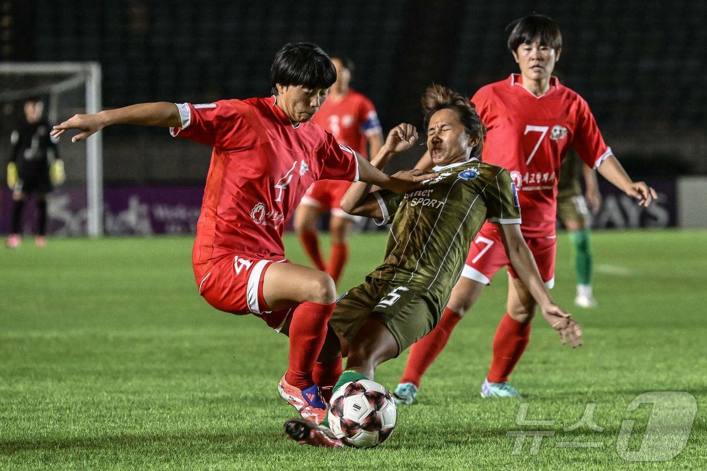 본문 이미지 - 2025년 11월 15일 미얀마 양곤 투운나 스타디움에서 열린 AFC 여자 챔피언스리그 북한 내고향여자축구단과 미얀마 ISPE와의 경기에서 내고향여자축구단 리명금이 드리블을 하고 있다. ⓒ AFP=뉴스1