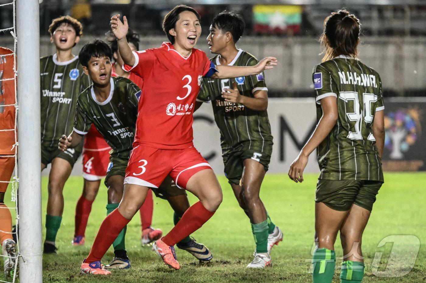 본문 이미지 - 2025년 11월 15일 미얀마 양곤 투운나 스타디움에서 열린 AFC 여자 챔피언스리그 북한 내고향여자축구단과 미얀마 ISPE와의 경기에서 내고향여자축구단 리금향이 득점 후 기뻐하고 있다. ⓒ AFP=뉴스1