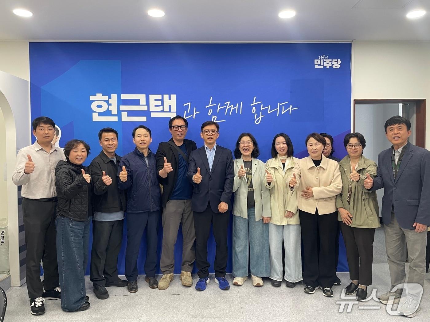본문 이미지 - 현근택 후보(왼쪽 6번째)가 ‘용인시민 소확행 100’ 선정위원회 위원들과 기념촬영을 하고 있는 모습.(후보측 제공)