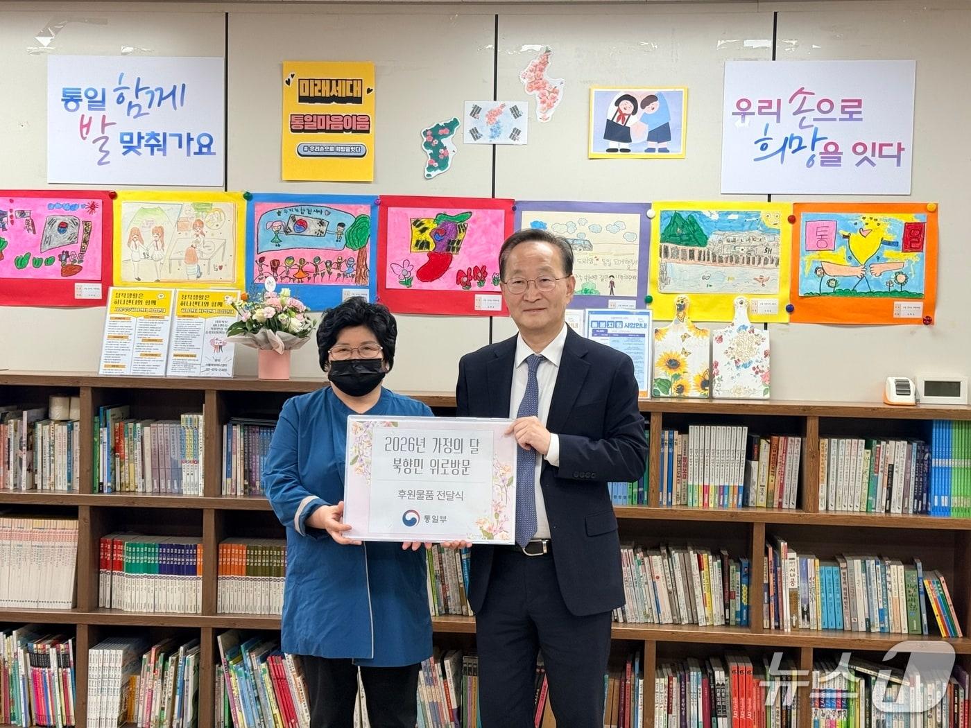 본문 이미지 - 김남중 통일부 차관이 4일 가정의 달을 맞아 암 투병 가족을 돌보는 북향민 가정을 찾아 위로하고, 취약계층 북향민에 대한 지원 확대 방침을 밝혔다.(통일부 제공).