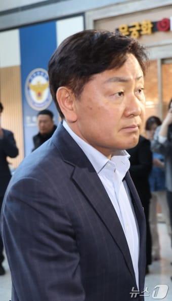 본문 이미지 - 공직선거법 위반 혐의를 받는 김관영 전북도지사가 4일 전북 전주시 전북경찰청에 현금 제공 혐의 조사를 위해 출석해 이동하고 있다. 2026.5.4 ⓒ 뉴스1 유경석 기자
