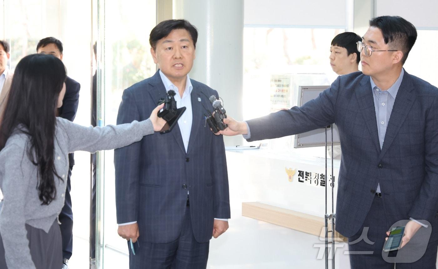 본문 이미지 - 공직선거법 위반 혐의를 받는 김관영 전북도지사가 4일 전북 전주시 전북경찰청에서 현금 제공 혐의 조사를 위해 출석해 취재진의 질의에 답변을 하고 있다. 2026.5.4 ⓒ 뉴스1 유경석 기자