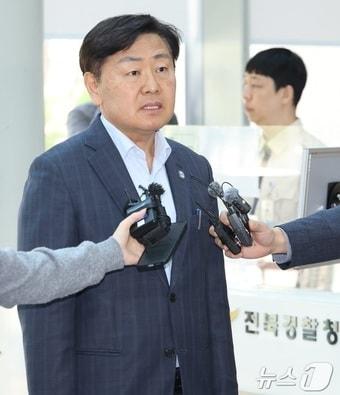 본문 이미지 - 공직선거법 위반 혐의를 받는 김관영 전북도지사가 4일 전북 전주시 전북경찰청에 출석해 취재진의 질의에 답변을 하고 있다. 2026.5.4 ⓒ 뉴스1 유경석 기자