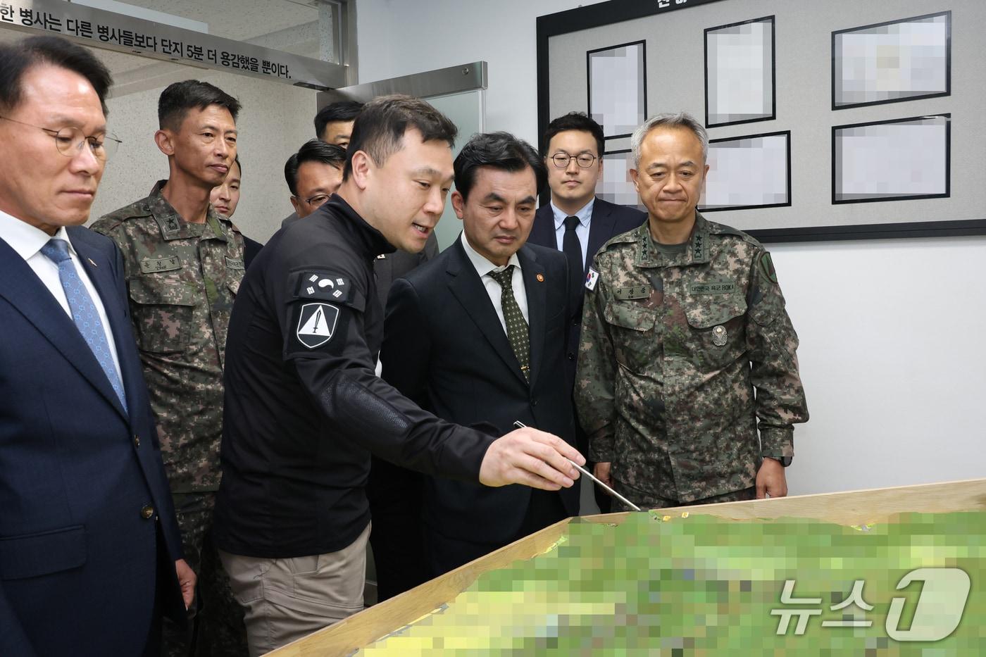 본문 이미지 - 안규백 국방부 장관은 4일 수도방위사령부 예하 특정경비지구 경호·경비부대를 방문해 드론·무인기 위협 등 대비태세를 점검했다. 2026.5.4./ⓒ 뉴스1(국방부 제공)