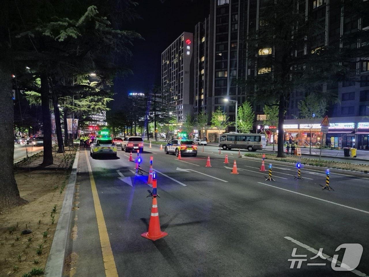 본문 이미지 - 대구경찰청이 4일 밤부터 5일 새벽 사이 도심 도로 17곳에 순찰차 등을 배치해 오토바이 폭주족 단속을 벌였다. 단속에서 중앙선을 침범하는 등 난폭운전을 한 운전자 30명이 적발됐다.(대구경찰청 제공)