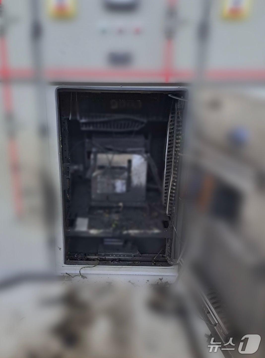 본문 이미지 - 4일 오전 부산신항 부두 변전실에서 작업 중이던 20대 남성이 감전돼 숨지는 사고가 발생한 현장. (부산 강서경찰서 제공. 재판매 및 DB 금지)