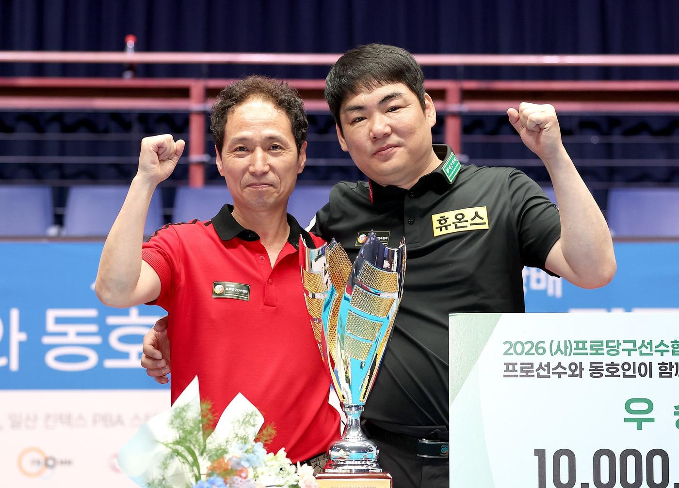 본문 이미지 - 이상대(오른쪽)와 김정기가 프로 동호인 당구대회 정상에 올랐다.(PBA 제공) 