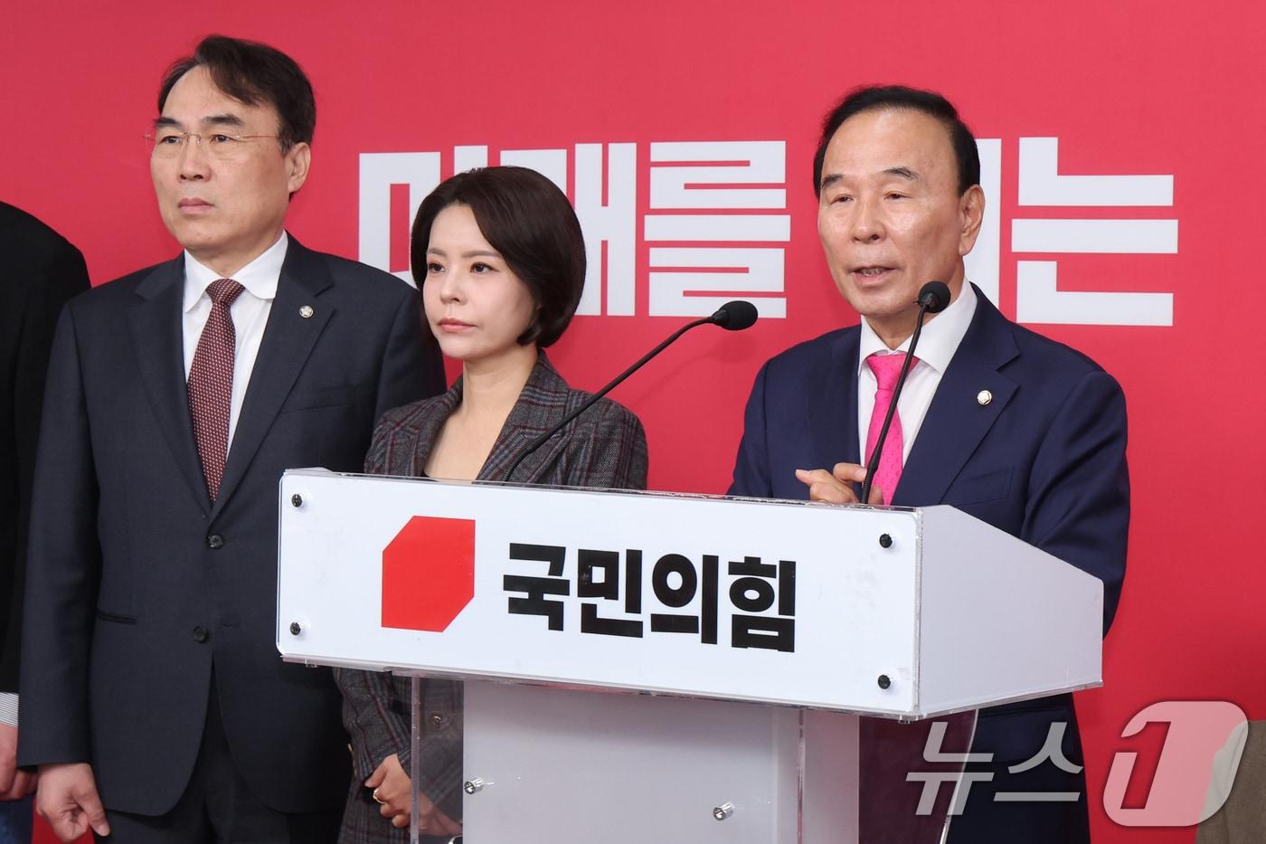 본문 이미지 - 박덕흠 국민의힘 공천관리위원장이 5일 오전 서울 여의도 중앙당사에서 공천관리위원회 회의 브리핑을 하고 있다. 이날 국민의힘 공관위는 "박민식 후보가 국민의힘 부산 북구갑 후보로 최종 확정됐다＂고 밝혔다. 2026.5.5 ⓒ 뉴스1 황기선 기자
