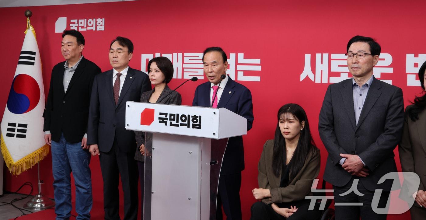 본문 이미지 - 박덕흠 국민의힘 공천관리위원장이 5일 오전 서울 여의도 중앙당사에서 공천관리위원회 회의 브리핑을 하고 있다. 2026.5.5 ⓒ 뉴스1 황기선 기자