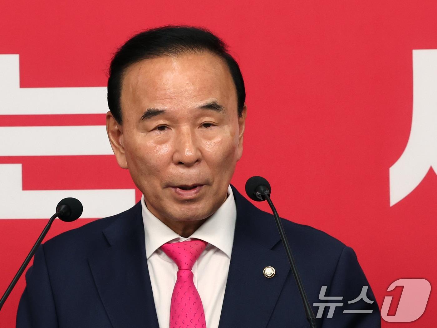 본문 이미지 - 박덕흠 국민의힘 공천관리위원장이 5일 오전 서울 여의도 중앙당사에서 공천관리위원회 회의 브리핑을 하고 있다. 이날 국민의힘 공관위는 "박민식 후보가 국민의힘 부산 북구갑 후보로 최종 확정됐다＂고 밝혔다. 2026.5.5 ⓒ 뉴스1 황기선 기자