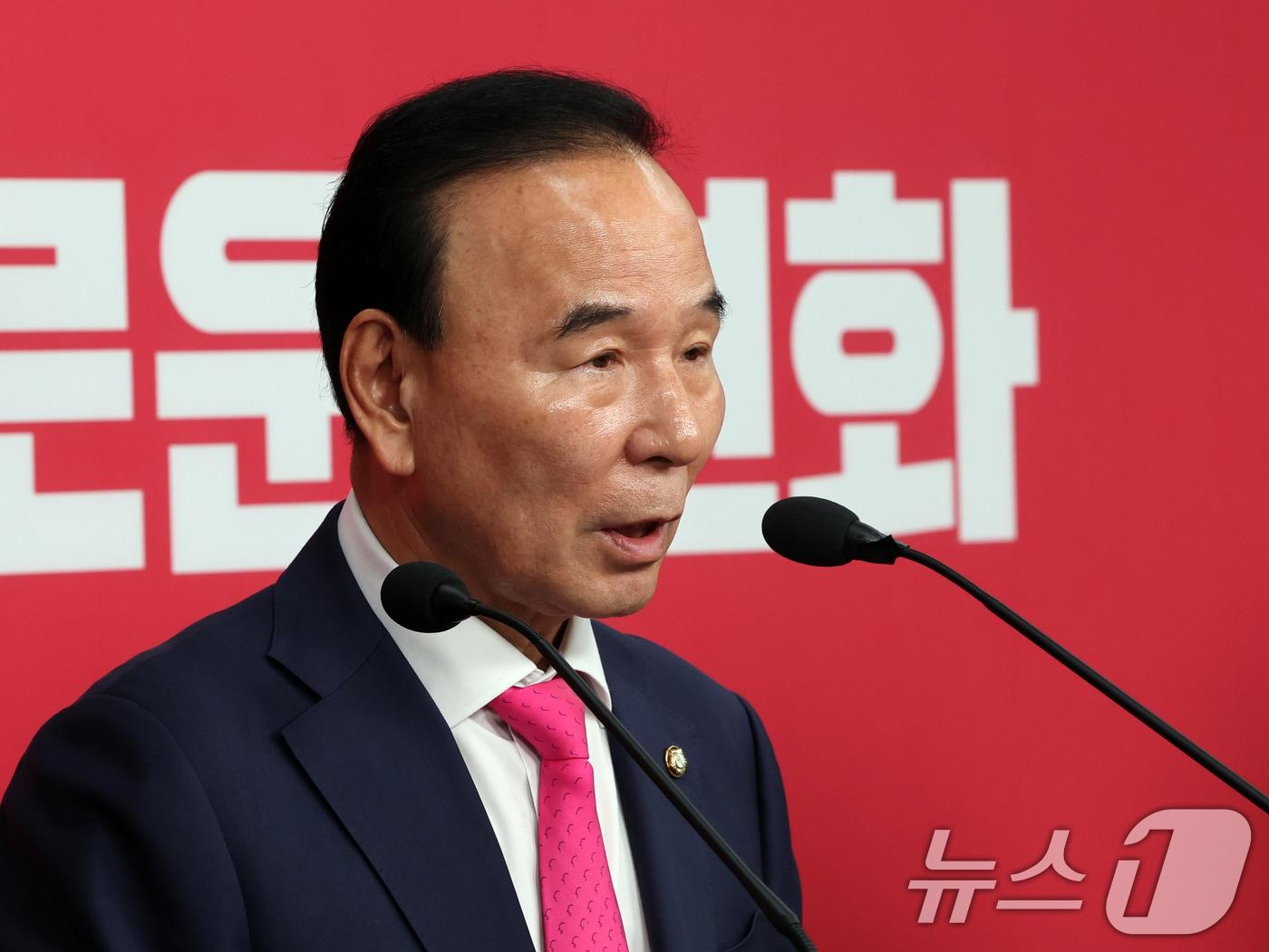 본문 이미지 - 박덕흠 국민의힘 공천관리위원장이 5일 오전 서울 여의도 중앙당사에서 공천관리위원회 회의 브리핑을 하고 있다. 이날 국민의힘 공관위는 "박민식 후보가 국민의힘 부산 북구갑 후보로 최종 확정됐다＂고 밝혔다. 2026.5.5 ⓒ 뉴스1 황기선 기자