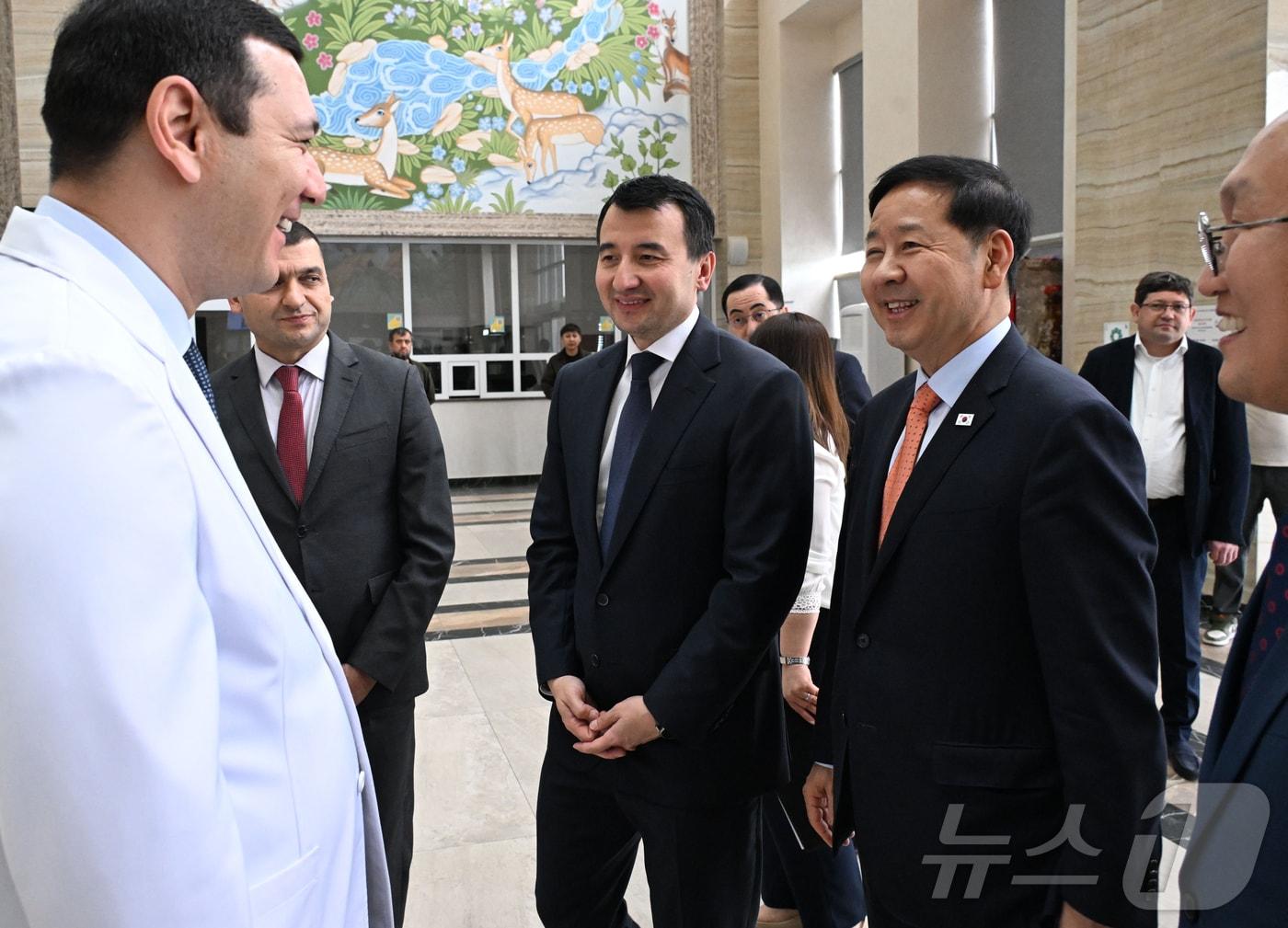본문 이미지 - 한.중.일 재무장관회의 및 ASEAN+3 재무장관회의, 아시아개발은행(ADB) 연차총회 참석차 우즈베키스탄을 방문 중인 구윤철 부총리 겸 재정경제부 장관. (재정경제부 제공, 재판매 및 DB 금지) 2026.5.5 ⓒ 뉴스1