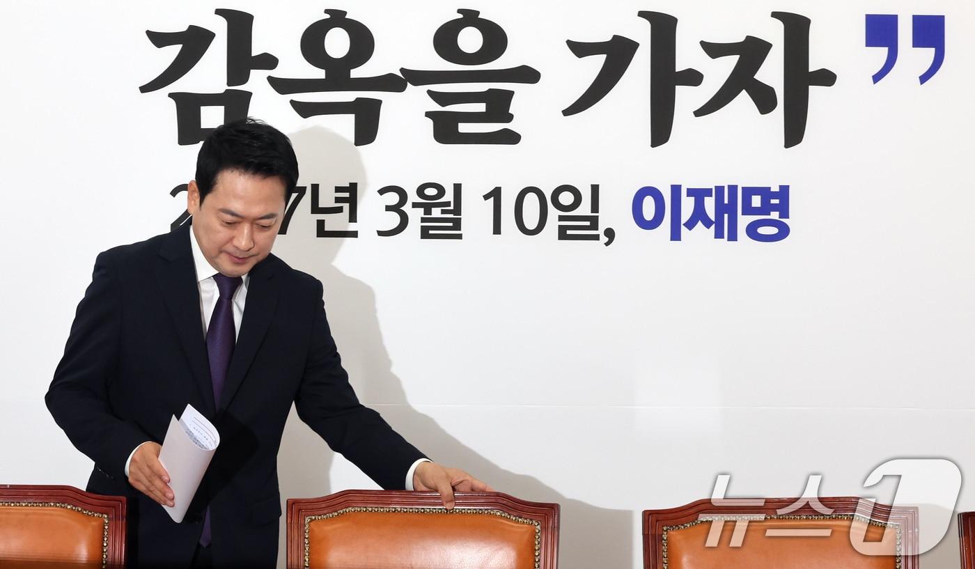 본문 이미지 - 장동혁 국민의힘 대표가 5일 오전 서울 여의도 국회에서 열린 기자간담회에 참석하고 있다. 2026.5.5 ⓒ 뉴스1 황기선 기자