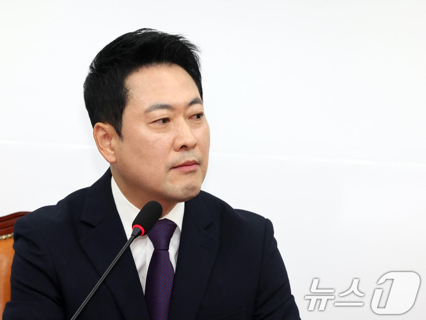 본문 이미지 - 장동혁 국민의힘 대표가 5일 오전 서울 여의도 국회에서 열린 기자간담회에서 생각에 잠겨 있다. 2026.5.5 ⓒ 뉴스1 황기선 기자