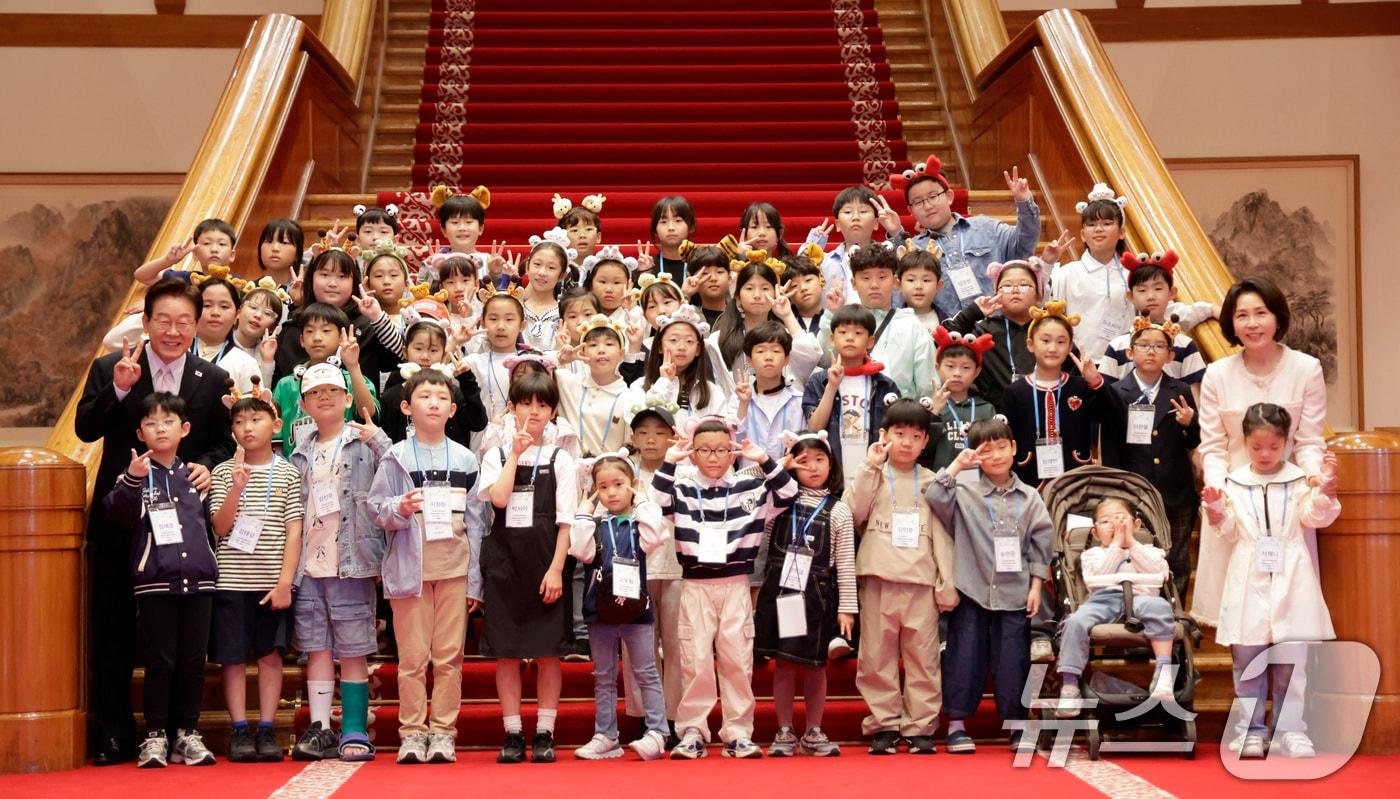 본문 이미지 - 이재명 대통령과 김혜경 여사가 5일 청와대 본관에서 열린 2026 어린이날 초청행사에 참석한 어린이들과 기념촬영을 하고 있다. 2026.5.5 ⓒ 뉴스1 허경 기자
