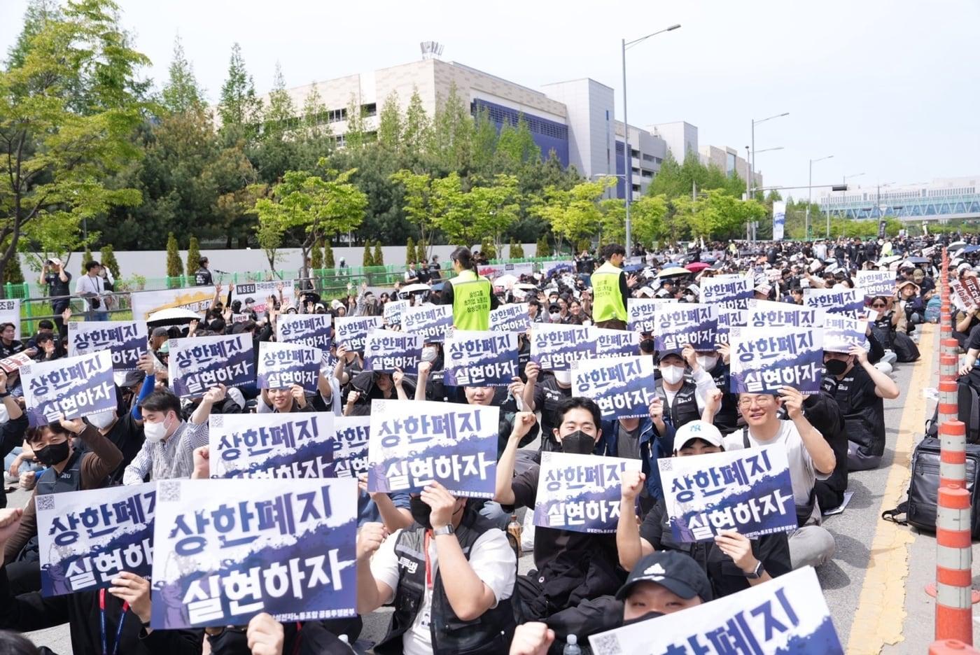 본문 이미지 - 23일 경기 평택시 고덕동 삼성전자 평택캠퍼스에서 열린 삼성전자 노동조합 공동투쟁본부 '4·23 투쟁 결의대회'에서 조합원들이 구호를 외치고 있다. 2026.4.23 ⓒ 뉴스1 김영운 기자
