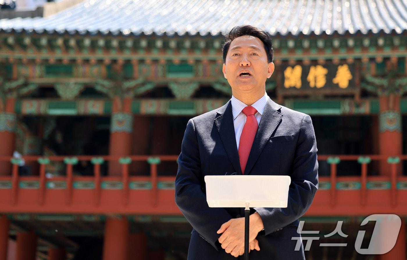 본문 이미지 - 오세훈 서울시장 후보가 5일 서울 종로구 보신각 앞에서 열린 '이재명 사법쿠테타 저지를 위한 국민의힘 광역단체장 후보 긴급 기자회견'에서 기자들의 질문에 답변하고 있다. 2026.5.5 ⓒ 뉴스1 이호윤 기자