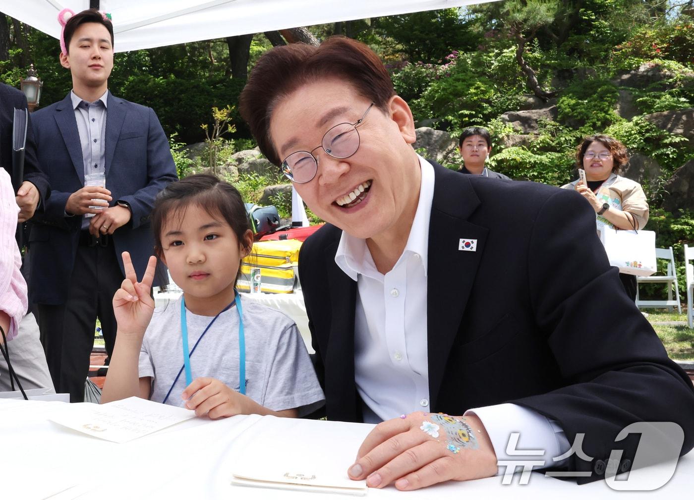 본문 이미지 - 이재명 대통령이 5일 청와대 녹지원에서 열린 2026 어린이날 초청행사에 참석한 어린이와 함께 환하게 웃고 있다. 2026.5.5 ⓒ 뉴스1 허경 기자