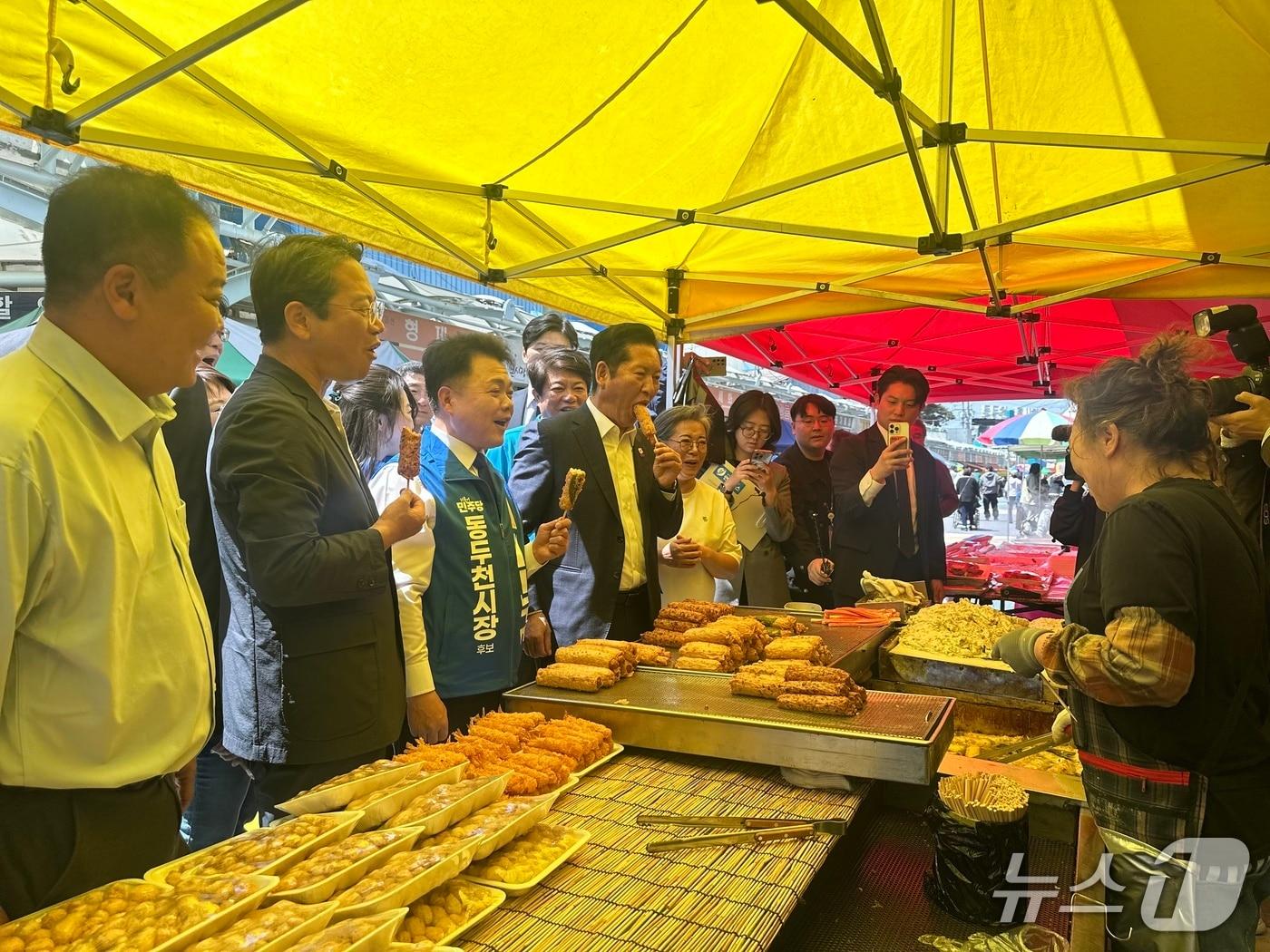 본문 이미지 - 5일 오전 11시께 경기 동두천시 동두천 큰시장을 들러 상인들과 대화하면서 어묵을 먹는 정청래 더불어민주당 대표. 2026.5.5/뉴스1 이상휼 기자