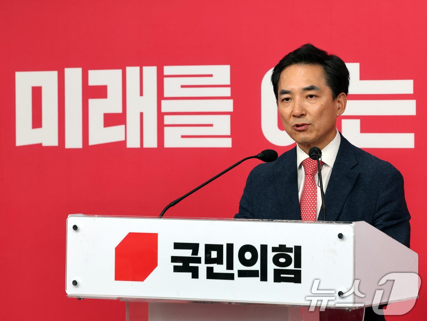 본문 이미지 - 부산 북갑 국회의원 보궐선거 국민의힘 후보로 선출된 박민식 전 국가보훈부 장관이 지난 5일 서울 여의도 중앙당사에서 열린 기자간담회에서 인사말을 하고 있다. 2026.5.5 ⓒ 뉴스1 황기선 기자