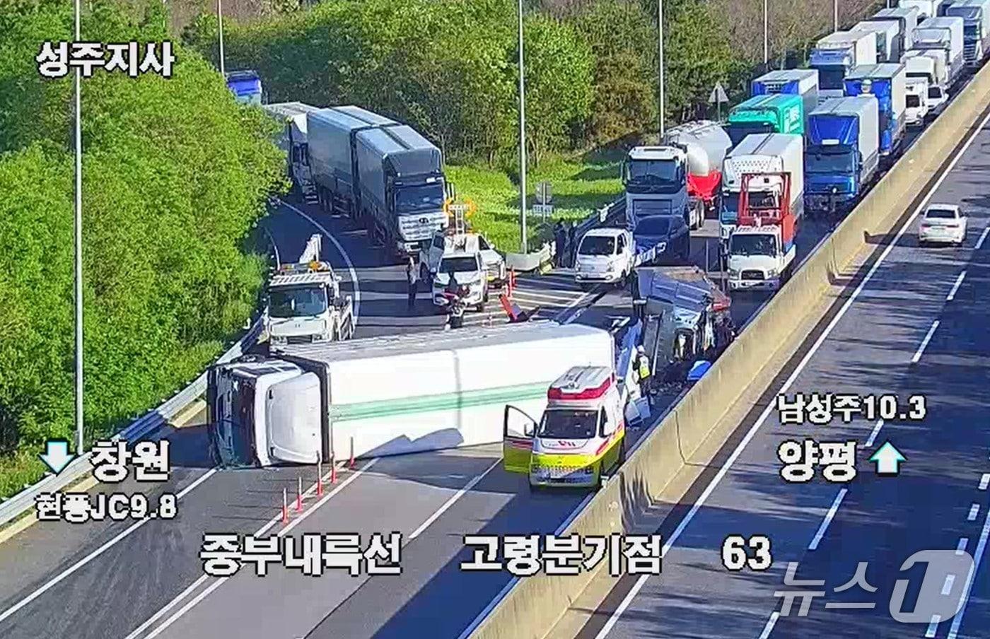 본문 이미지 - 5일 오전 6시 53분쯤 경북 고령군 성산면 강정리 중부내륙고속도로 창원 방향 63㎞ 지점에서 트레일러 트럭이 고장으로 정차해 있던 5톤 윙바디 트럭을 들이받아 윙바디 트럭이 전도됐다.(경북소방본부 제공.재판매 및 DB 금지)2026.5.5/뉴스1