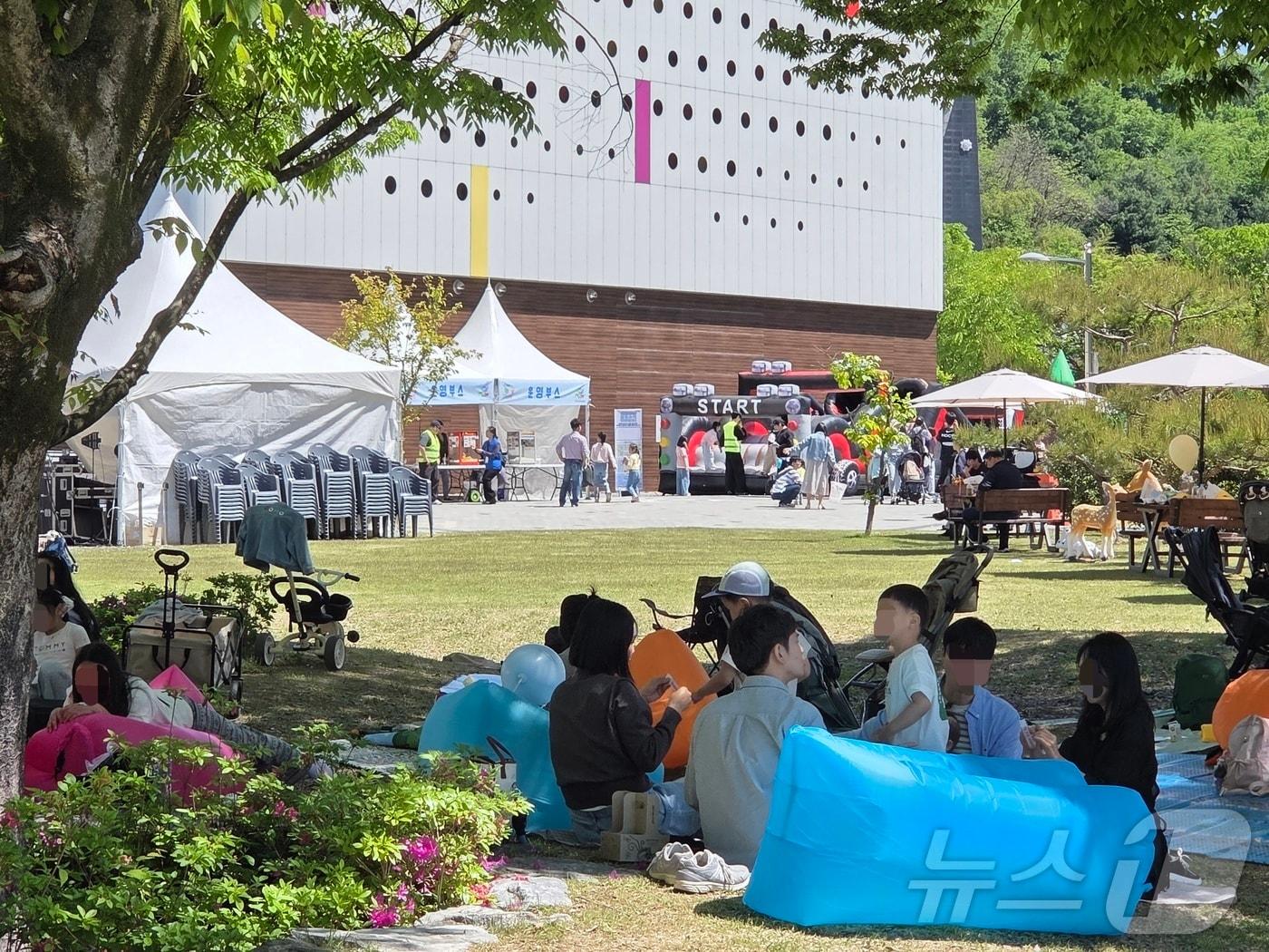 본문 이미지 - 5일 오전 10시께 전북 전주시 덕진구 전북어린이창의체험관 야외 광장에서 나들이객들이 휴식을 취하고 있다.2026.5.5 문채연 기자 ⓒ 뉴스1 문채연 기자