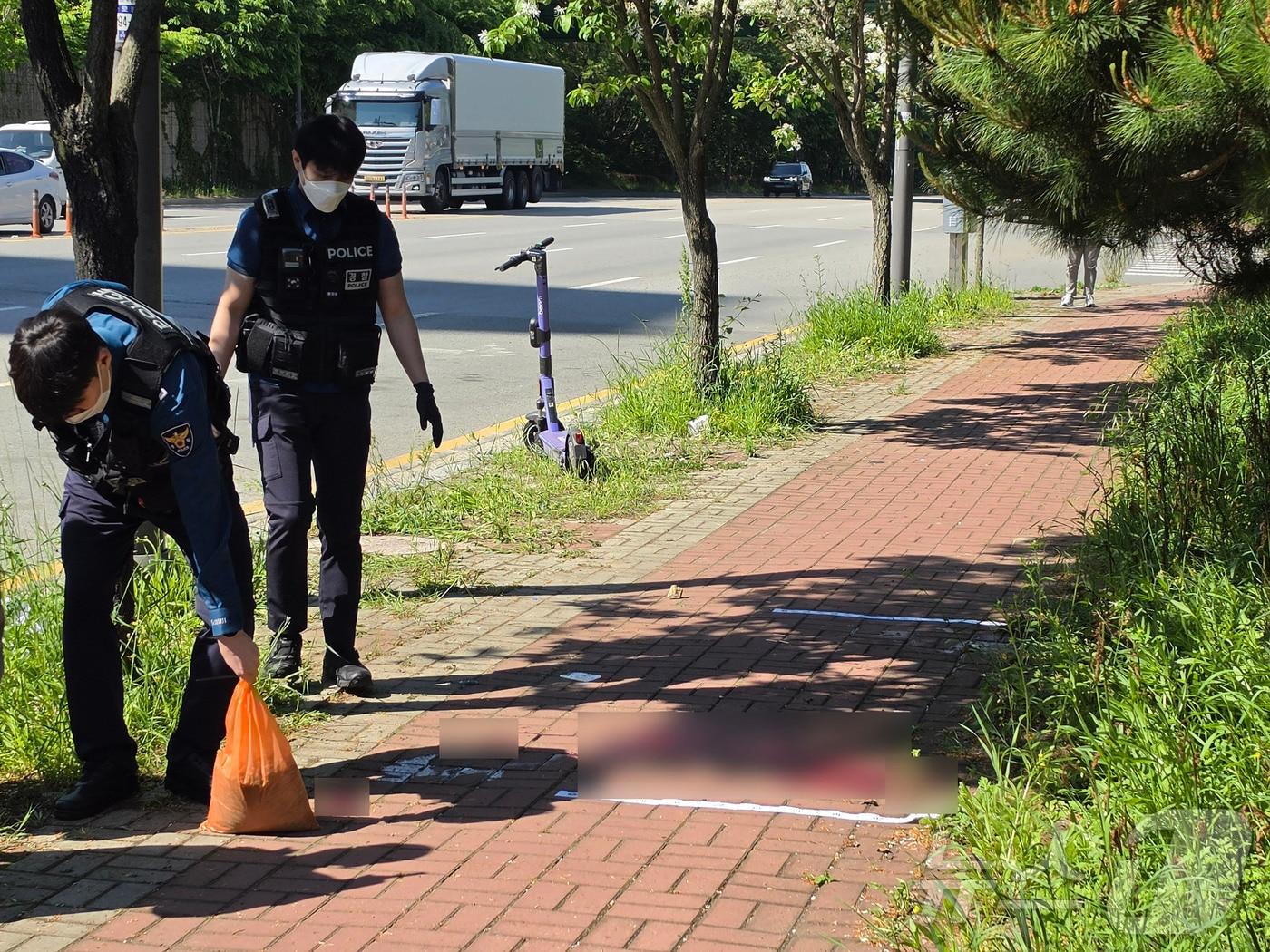 본문 이미지 - 5일 오전 광주 광산구 남부대 인근 도로에서 발생한 흉기 피습 현장에서 경찰이 수습 작업을 벌이고 있다. 이날 사건으로 여고생 1명이 숨지고 이를 돕던 남고생 1명이 다쳤다. 2026.5.5 ⓒ 뉴스1 조수민 수습기자