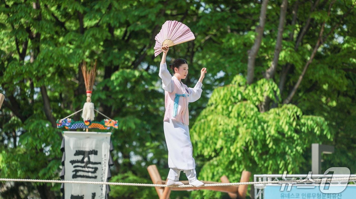본문 이미지 - 줄타기 공연.(과천시 제공)