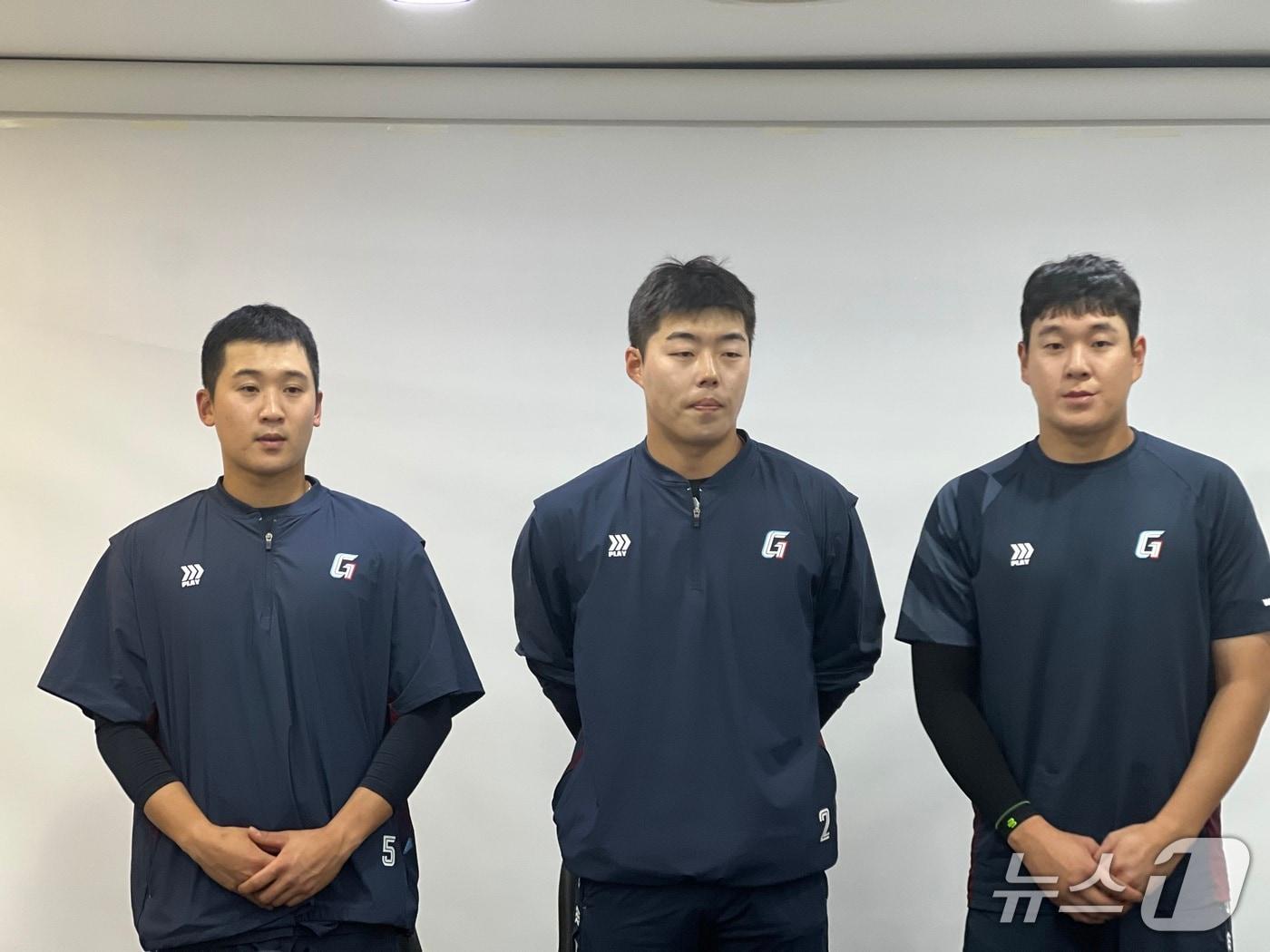 본문 이미지 - 오른쪽부터 롯데 자이언츠 나승엽, 고승민, 김세민. 2026.5.5 ⓒ 뉴스1 이상철 기자