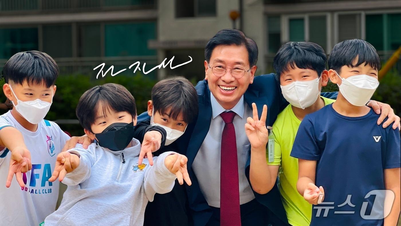 본문 이미지 -  전진선 국민의힘 경기 양평군수가 후보 5일 어린이들과 어깨동무를 하며 사진을 찍고 있다.(전진선 캠프 제공. 재판매 및 DB 금지)/뉴스1