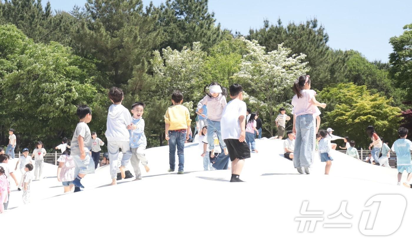 본문 이미지 - 어린이날을 맞은 5일 울산 남구 울산대공원 뜀동산에서 어린이들이 뛰어 놀고 있다. 2026.05.05.ⓒ 뉴스1 김세은 기자