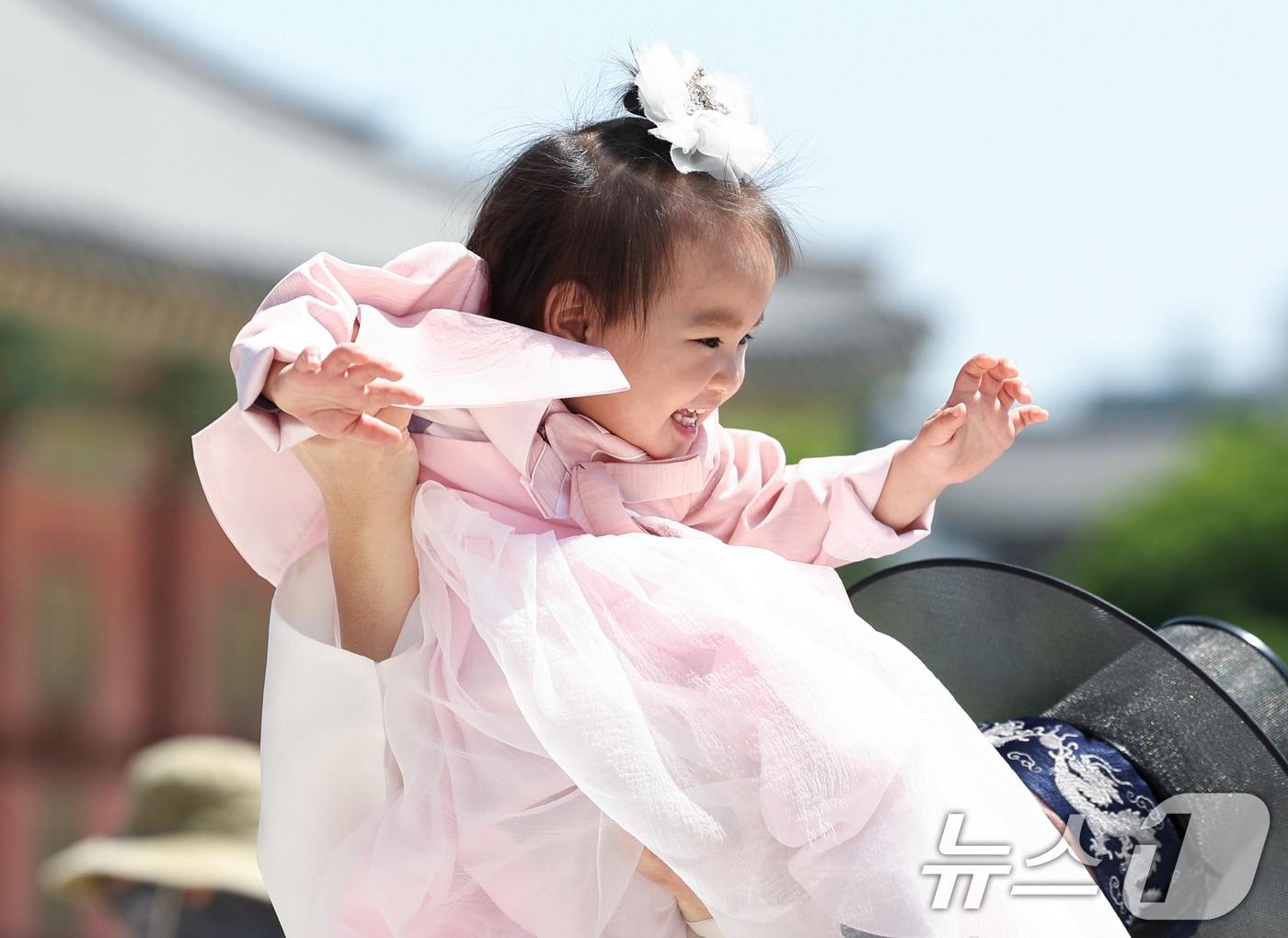 본문 이미지 - 어린이날인 5일 서울 경복궁을 찾은 한 외국인 어린이가 즐거운 시간을 보내고 있다. 2026.5.5 ⓒ 뉴스1 임지훈 인턴기자