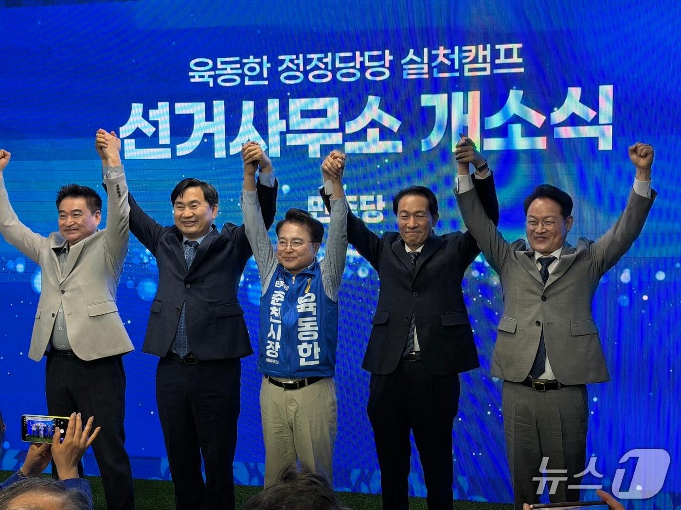 본문 이미지 - 5일 오후 강원 춘천 퇴계동에 마련된 선거사무소 육동한 춘천시장 예비후보 선거사무소 개소식에서 육동한 후보, 우상호 강원도지사 후보, 허영 의원 등이 선거 승리를 다짐하고 있다.2026.5.5 한귀섭 기자