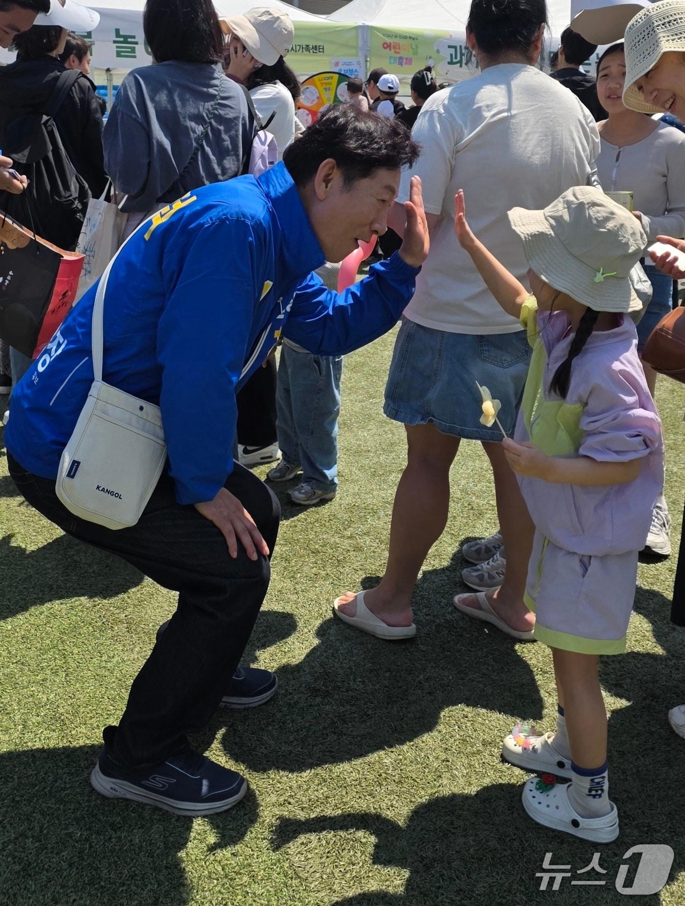 본문 이미지 -  강병덕 더불어민주당 경기 하남시장 예비후보가 5일 아이와 인사하고 있다.(강병덕 캠프 제공. 재판매 및 DB 금지)/뉴스1