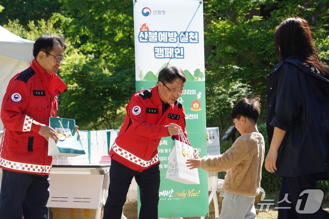 본문 이미지 - 박은식 산림청장(왼쪽 두번째)이 5일 어린이날 국립대전숲체원에서 가족단위 나들이객을 대상으로 산불예방 홍보활동을 하고있다. (산림청 제공.재판매 및 DB금지)/뉴스1