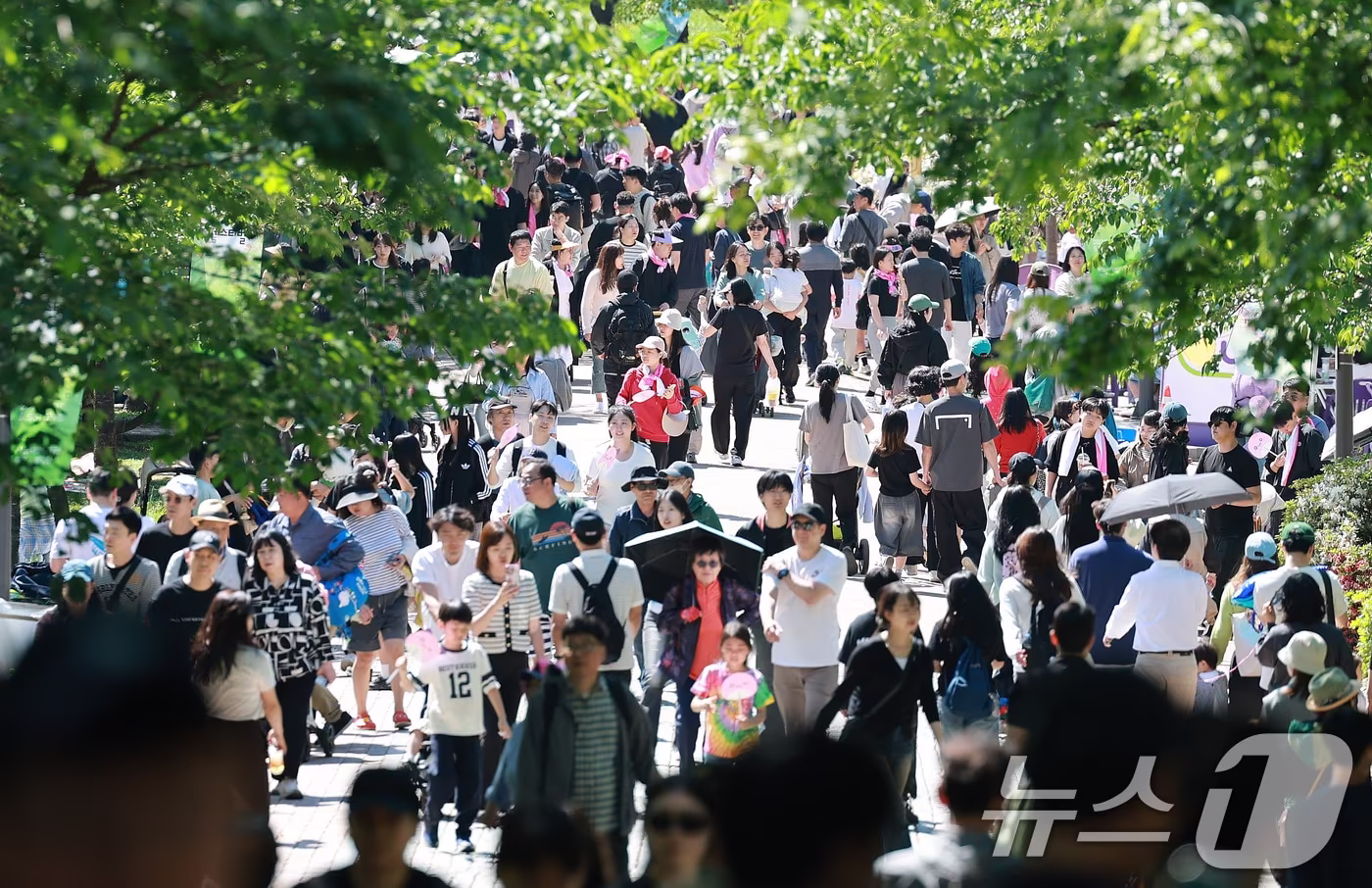 본문 이미지 - 어린이날인 5일 나들이 나온 가족들. (사진은 기사 내용과 무관) 2026.5.5 ⓒ 뉴스1 임세영 기자