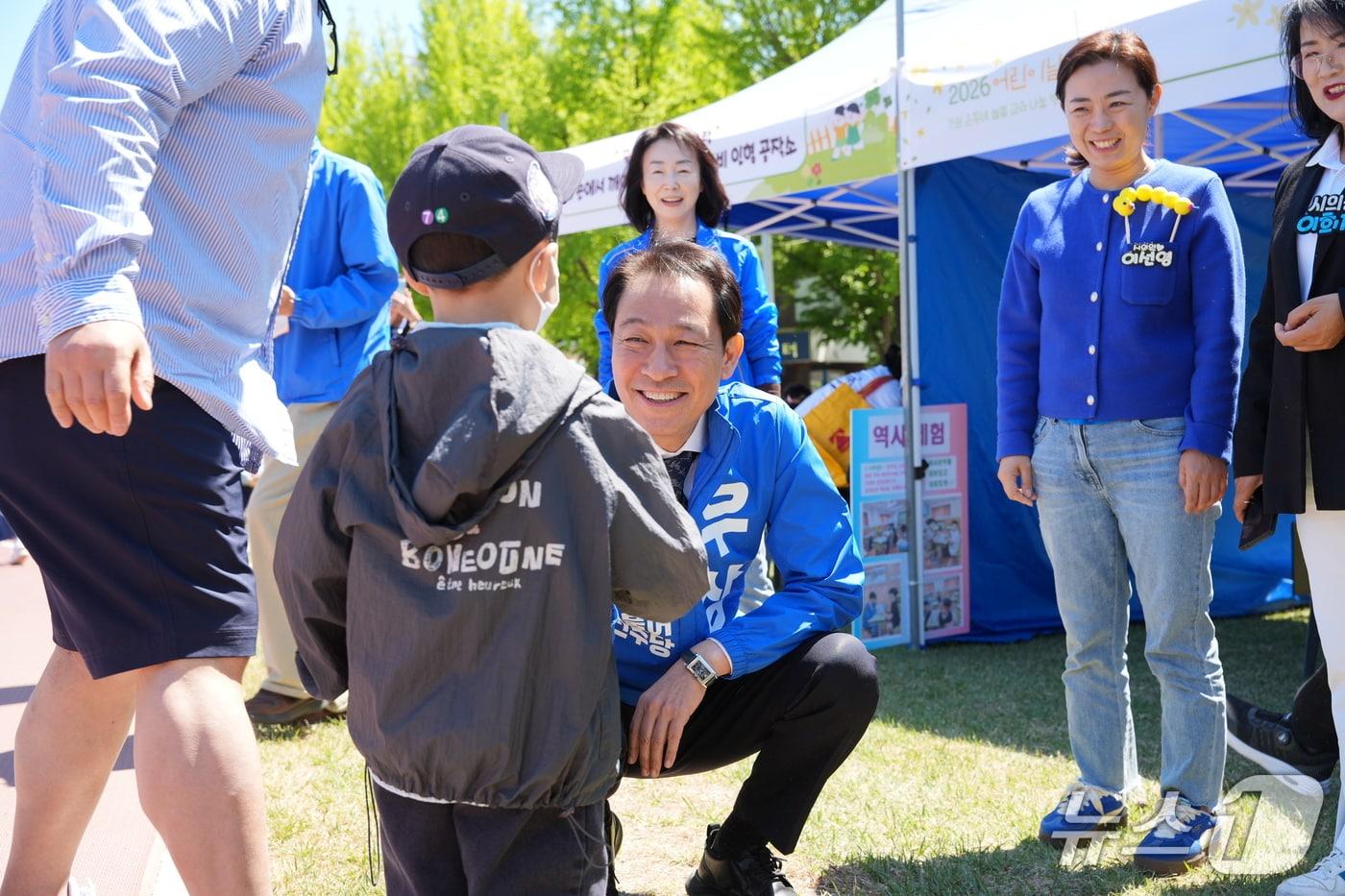 본문 이미지 - 우상호 더불어민주당 강원특별자치도지사 예비후보는 5일 춘천교대에서 열린 '2026 어린이날 강원 온동네 늘봄 교육 나눔 행사' 현장을 방문했다.(우상호 측 제공. 재판매 및 DB금지)/뉴스1