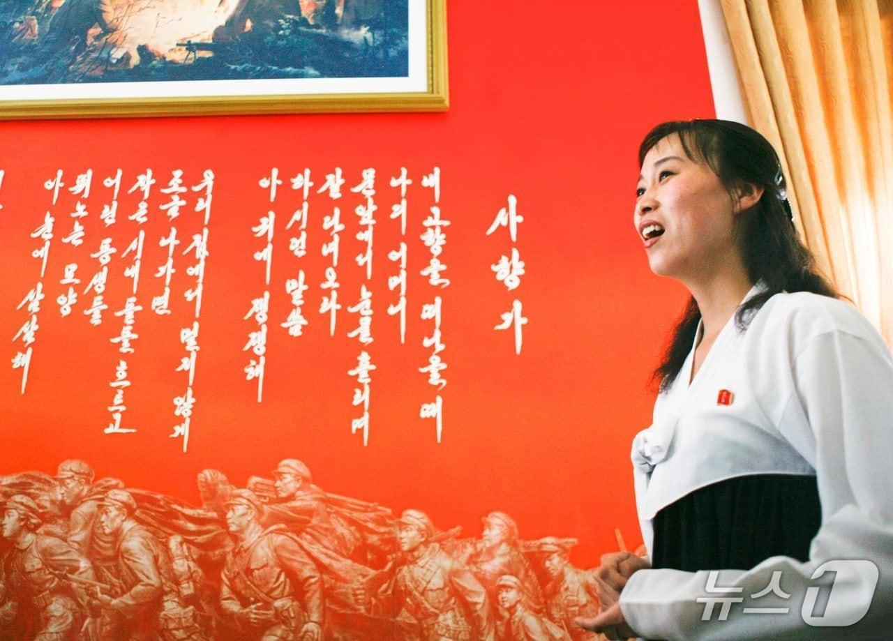 본문 이미지 - 북한의 만경대혁명사적관 해설강사가 관람객을 위해 사향가를 부르고 있다. (평화경제연구소 제공)
