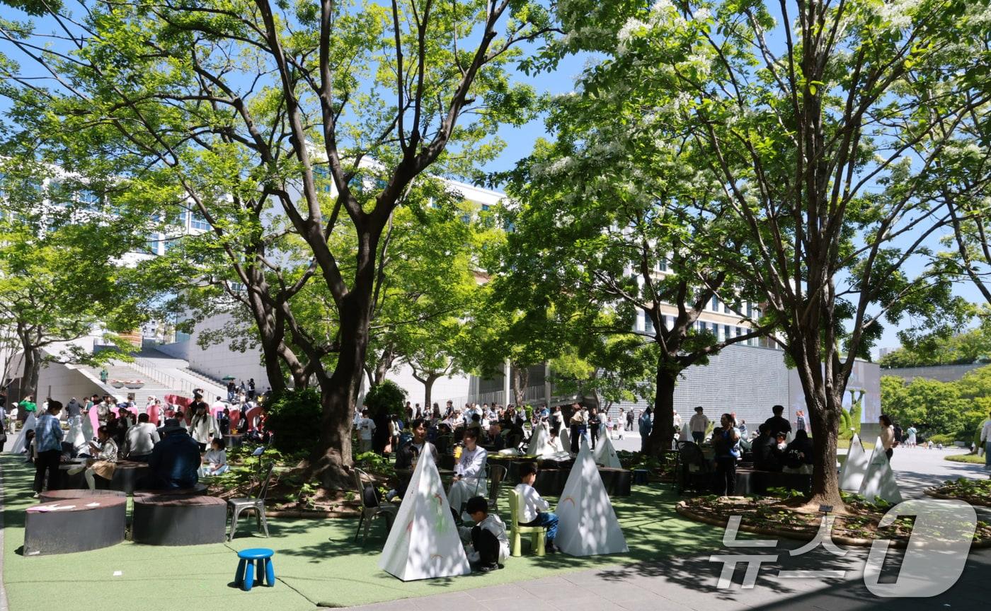 본문 이미지 - 어린이날인 5일 광주 동구 국립아시아문화전당 어린이문화원 일대에서 ‘ACC 어린이·가족문화축제 하우펀12’ 가 열려 어린이를 동반한 가족단위 방문객들이 체험행사 등을 하며 즐거운 시간을 보내고 있다. 2026.5.5 ⓒ 뉴스1 김태성 기자