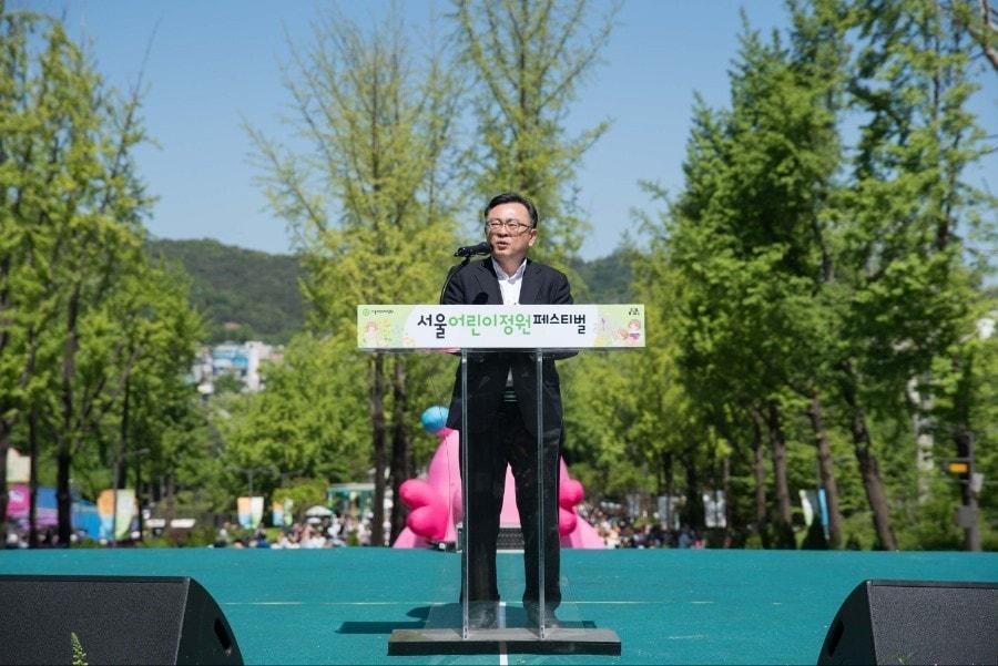 본문 이미지 - 김성보 서울시장 권한대행이 5일 서울어린이대공원에서 열린 '2026 서울어린이정원 페스티벌'에서 환영사를 하고 있다.(서울시 제공)