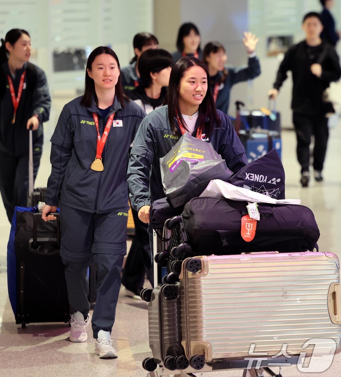 본문 이미지 - 2026년 세계여자단체배드민턴선수권대회(우버컵) 우승을 차지한 안세영 등 대힌민국 여자 배드민턴 대표팀이 5일 인천공항 제2여객터미널을 통해 귀국하고 있다. 2026.5.5 ⓒ 뉴스1 이호윤 기자