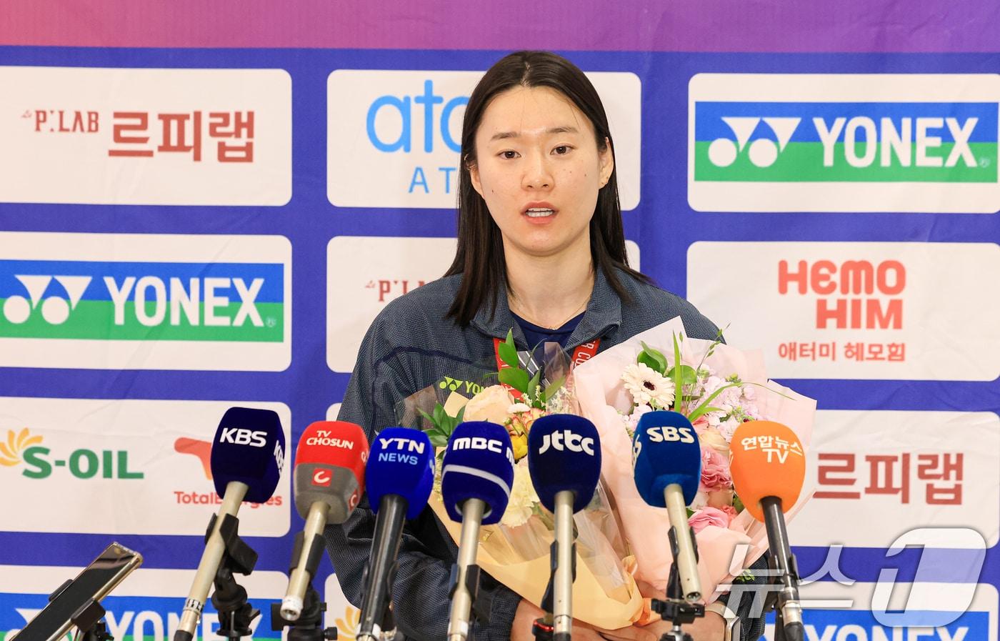 본문 이미지 - 2026년 세계여자단체배드민턴선수권대회(우버컵) 대표팀 김가은이 5일 인천공항 제2여객터미널을 통해 귀국해 취재진 질문에 답하고 있다. 2026.5.5 ⓒ 뉴스1 이호윤 기자