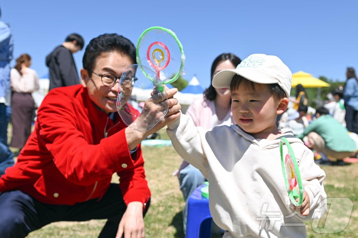 본문 이미지 - 이철우 경북도지사 후보는 5일 도청 신도시 천년숲 일원에서 열린 ‘2026 경상북도 어린이날 큰 잔치’를 찾아 교육·청년·가족 분야 공약을 발표했다. ⓒ 뉴스1 김대벽기자